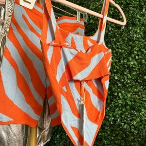 2 piece 2 tone Size S set. Really cute back out and fitted look. Good stretch